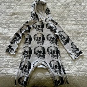 Adorable skull skeleton Nununu onesie romper jumpsuit 0-6 months